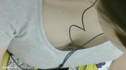 通勤電車で音楽を聴きながら居眠りしてる巨乳ちゃんの谷間を盗撮!さすがに乳首はダメか。の画像