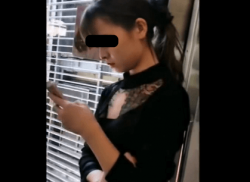 クール系美女の乳首がモロ見え。【電車内胸チラ盗撮】の画像