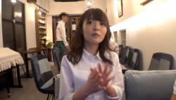 【カフェで働く彼女は実は淫乱!?】同じカフェで働くアルバイトの娘を撮影に誘ったらOKもらいました♡デカチンをしゃぶるのが大好きな彼女がじゅぽじゅぽむしゃぶりつく♪の画像