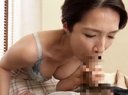 【黒木まり】息子のオナニーを目撃した熟女母♥部屋に入ってフェラチオ手コキ~口内射精&お掃除フェラ!の画像
