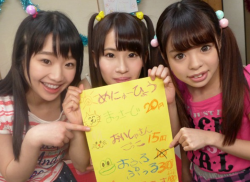 【ロリ】3人の美少女がお小遣い稼ぎにHなお店をオープン!どの注文も大喜びでやってくれる姉妹、ヤリたい放題スタートの画像