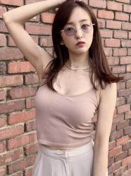 板野友美(29)、セクシーキャミでおっぱい谷間ボロローン悩殺ポーズの画像
