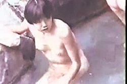 《薄消し修正》盗撮【露天風呂】~野外にある「脱衣所」&「岩風呂」~「高学年JS」女子の「オッパイ」「おマ●コ」をズーム撮影~!!の画像