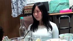 【盗撮】自分の巨乳妻を友人に寝取らせて興奮する変態夫の画像