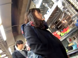 《動画》放課後デート中の美少女JKちゃんがパンチラ盗撮されまくっててワロタwwwの画像