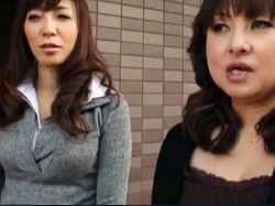 ド淫乱熟女の童貞喰い!しかも二人で!?学生街の一人暮らしアパートを狙い撃ち!35歳&38歳の人妻が馬乗りで奪う!の画像