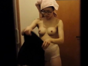 【隠撮動画】姉貴のスレンダー美乳ボディを覗き！脱衣所で盗撮された映像流出！