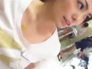 盗撮動画 美人ショップ店員の胸チラを覗き込み 超美形なお客のパンチラを逆さ撮り エログちゃんねるあんてな