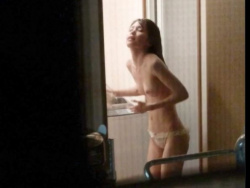 【盗撮動画】イイやつです！パンチラ撮り師が美人ギャルを自宅まで尾行して全裸隠し撮り！！の画像