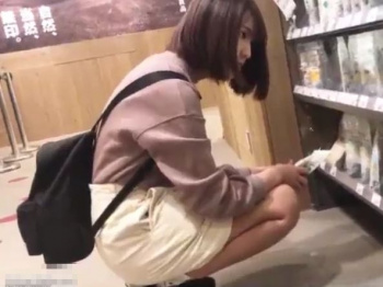 【盗撮動画】激カワ素人美人さんの買い物中に尾行しながらパンチラ隠し撮りまくる！