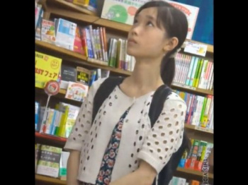 【盗撮動画】幼少期の本田真凛ちゃん激似!!!JS小○生ロリ美少女のパンチラを隠し撮り！！