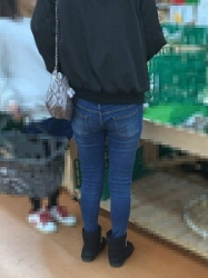 【街撮】ジーンズの食込みとパンティが食い込んでるお尻を魅せつけていたお母さん!の画像