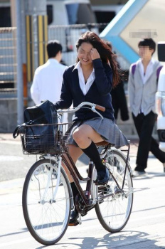 自転車通学中のJKとすれ違う時どこを見る？ - エログちゃんねるあんてな