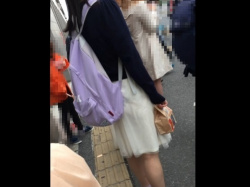 カリ:坂系JDちゃん、スカート裏地がずり上ってパンツが透け透け状態に!【Pcolleレビュー】の画像