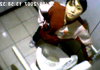 ガチ 誰もが知っている超有名コンビニ店員のトイレ盗撮動画が流出 しかも最後はカメラ目線 エログちゃんねるあんてな
