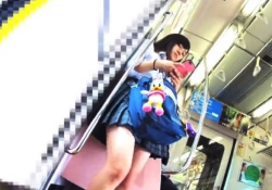 【逆さ撮り】生意気そうな顔してるクセにかわいすぎる縞々ぱんつ穿いてる制服JKwwwwの画像