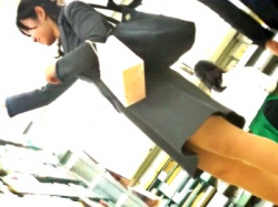 銀行員かも知れないスーツOLのパンチラ隠し撮り!座り込みがエロすぎてシコったwww(動画あり)の画像