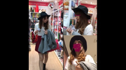 【パンチラ盗撮】【桜前線】 「何してるんですか?」と可愛いハットJDちゃんに盗撮バレましたの画像