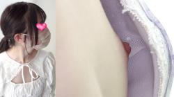 【eros2823乳首チラ】ワクチン接種時に浮きブラして美味しそうなちっぱいと乳首を撮られちゃうなかなかにカワイイ若い娘の画像