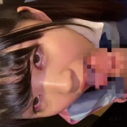 アイドルコスチュームの可愛い女の子に、手コキでチンコを弄られた後、フェラで口内射精させられるの画像