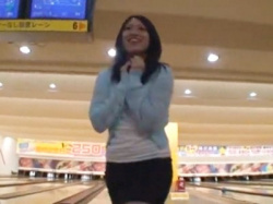 下着を脱いでノーパンボウリング!一般客に紛れて羞恥プレイを楽しむお姉さん♡車内フェラ抜き口内射精デート!!の画像