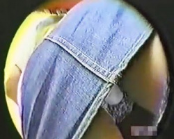 買い物中の女性たちを背後から逆さ撮り!女子校生、清楚系お姉さま、デニスカギャルなどの画像