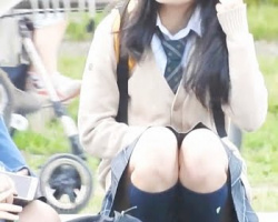 友達とのお喋りに気を取られて股間のガードが緩む女子校生を正面撮りの画像
