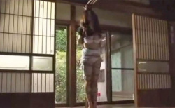 静寂の中に縄と衣擦れ、女の甘い吐息だけが響き渡る非日常の空間で爪先立ちの緊縛で酔うの画像