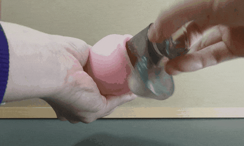 『ひざつき肉突起乱舞』にディルドを出し入れしているアニメーション画像