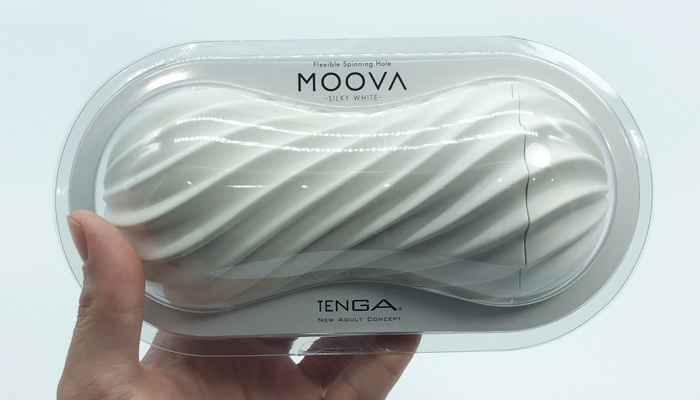 TENGA MOOVAのパッケージを確認している画像