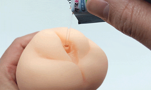 サイバーイグアナ監修！極長ヒダ名器～レイ～にローションを注入しているアニメーション画像