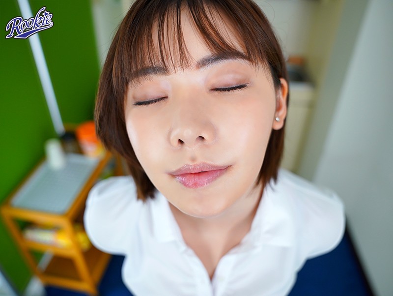 会社でキス顔を見せる深田えいみさん