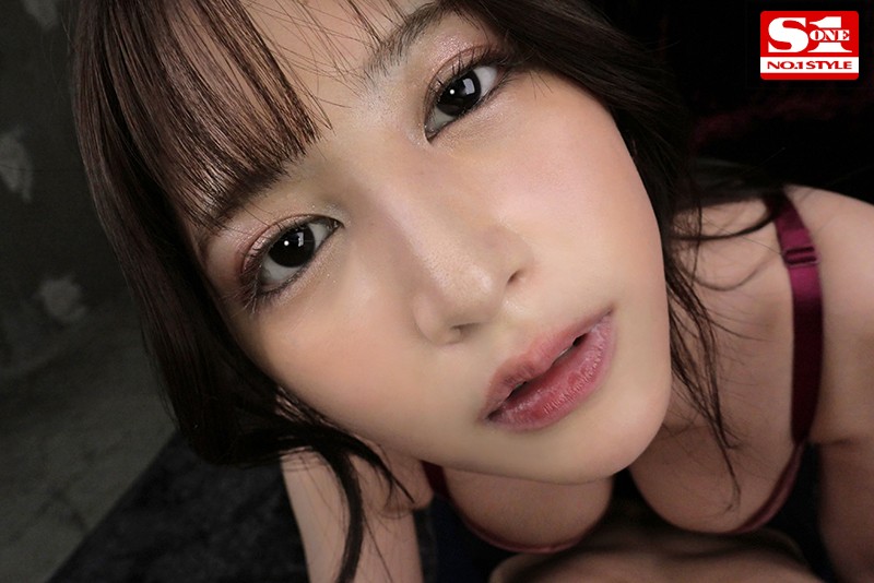 ちょっと睨むような感じでこちらを見つめてくる七ツ森りりちゃん