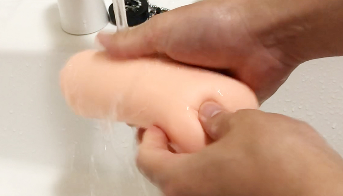 オナホールをすすいでいる画像